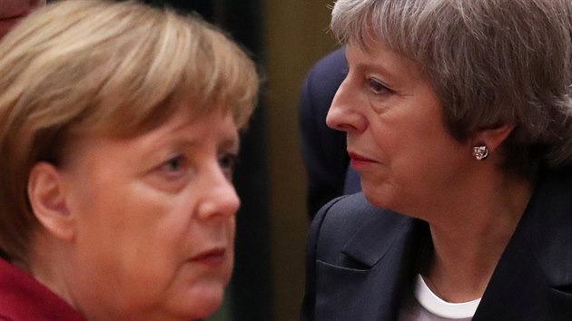Britsk premirka Theresa Mayov (vpravo) a nmeck kanclka Angela Merkelov na summitu EU v Bruselu (13.12.2018)