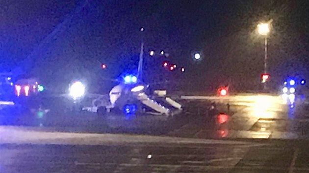 Letadlo, v němž letuška našla na WC papírek s nakreslenou bombou, na ruzyňském letišti. (16. 12. 2018)