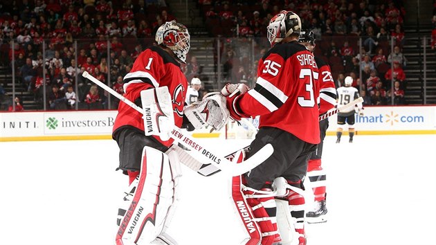 Cory Schneider (vpravo) odchz z ledu pot, co dostal v utkn s Las Vegas ti gly ze sedmi stel. To ve bhen necelch deseti minut.