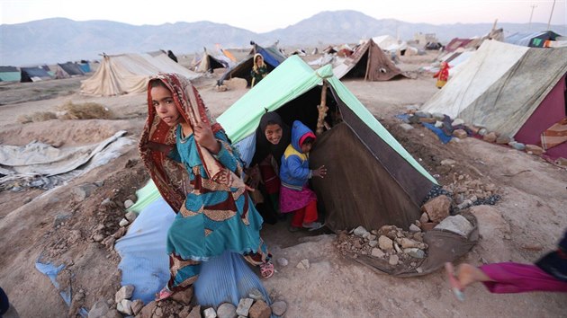 Děti v pouštním táboře pro vnitřně vysídlené lidi nedaleko afghánského města Herat.