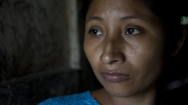Dvina matka Claudia Maquinov, kter zstala se temi zbvajcmi dtmi doma v Guatemale. (15. prosince 2018)