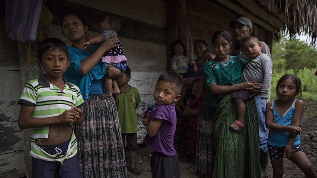 Dvina matka Claudia Maquinov, kter zstala se temi zbvajcmi dtmi doma v Guatemale. Na snmku je rodinn dm a dal pbuzn. (15. prosince 2018)