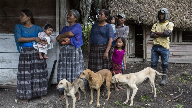 Dvina matka Claudia Maquinov, kter zstala se temi zbvajcmi dtmi doma v Guatemale. Na snmku je rodinn dm a dal pbuzn. (15. prosince 2018)