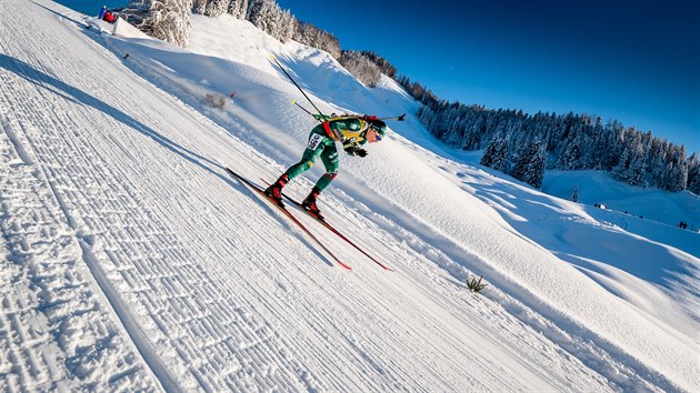 SJEZD. Italsk biatlonistka Dorothea Wiererov se v Hochfilzenu t po trati.