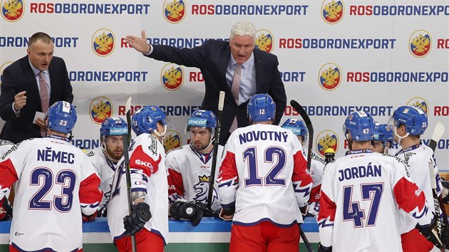 Trenér české reprezentace Miloš Říha uděluje pokynu svým svěřencům v utkání proti Rusku.