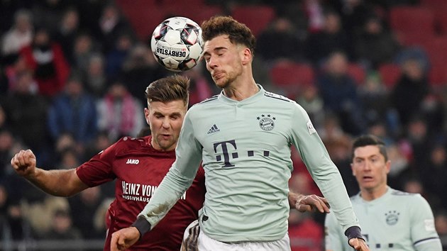 Leon Goretzka z Bayernu (vpedu) se sna odhlavikovat m ped Niclasem Fullkrugem z Hannoveru.