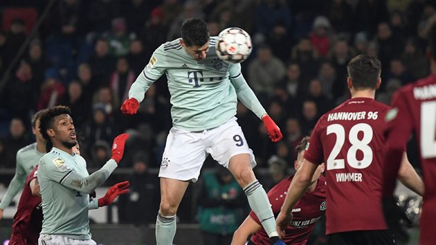 Robert Lewandowski z Bayernu hlavikuje v utkn proti Hannoveru.