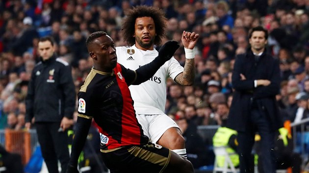 Obrnce Realu Madrid Marcelo (vzadu) a Luis Advincula z Vallecana v souboji o m.