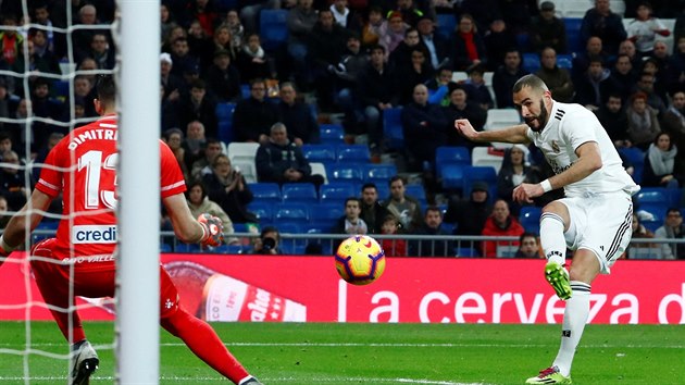 Karim Benzema z Realu Madrid dv gl v utkn proti Vallecanu.