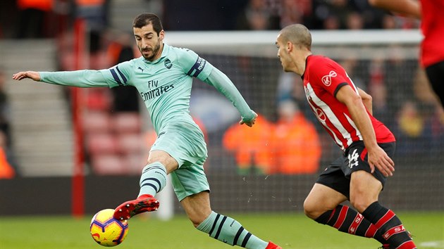 Henrikh Mkhitaryan z Arsenalu (vlevo) vede m, napad ho Oriol Romeu z Southamptonu.