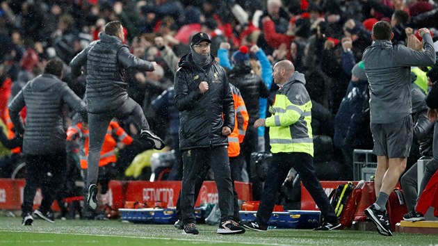 Kou Liverpoolu Jrgen Klopp se raduje ze vstelenho glu v utkn proti Manchesteru United.