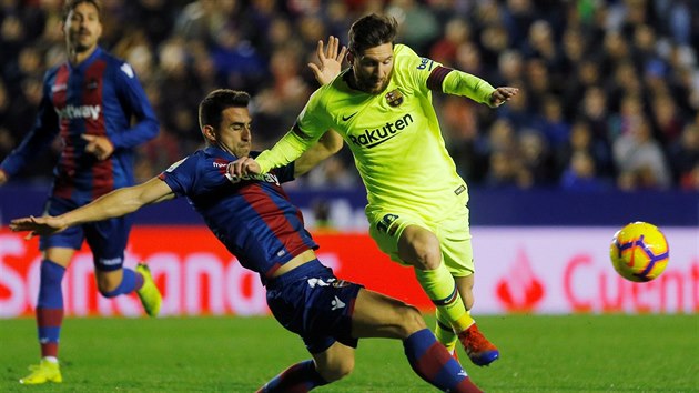 tonk Barcelony Lionel Messi b za mem, sna se ho zastavit Sergio Postigo z Levante.