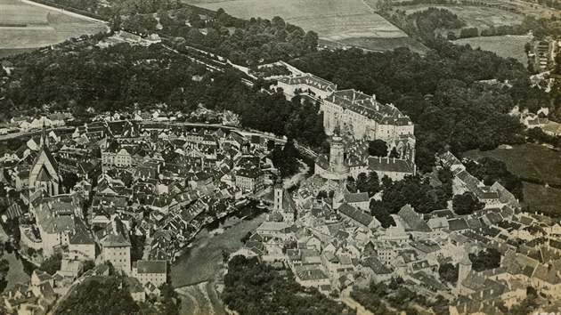 Jedna z nejstarch leteckch fotografi Krumlova z roku 1923