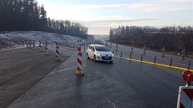 Mezi evtnem a Borkem na eskobudjovicku SD v ter po devt hodin zprovoznilo tm celou prvn polovinu dlnice D3.