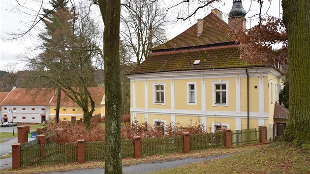 Původně barokní zámek v Těchobuzi, který od roku 2015 sloužil jako Ústav sociální péče pro mentálně postižené, je na prodej. Nabídková cena lehce překročila 12 milionů korun.