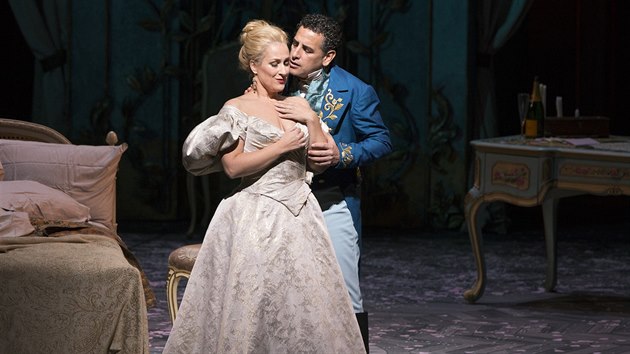 Juan Diego Flrez jako Alfredo a Diana Damrau jako Violetta v inscenaci Verdiho La traviaty v Metropolitn opee