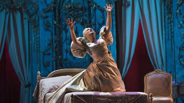 Diana Damrau jako Violetta v inscenaci Verdiho La traviaty v Metropolitn opee