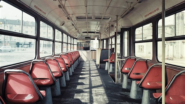 Interiér tramvaje T3 s typickými laminátovými sedačkami navrženými výtvarníkem Navrátilem a vyráběnými podnikem Vertex Litomyšl. Vůz je ještě vybaven stanovištěm průvodčího a původním řešením zástěny stanoviště řidiče. Rok 1970.