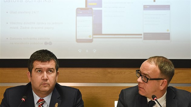 Ministr vnitra Jan Hamek (vlevo) a jeho nmstek pro informan a komunikan technologie Jaroslav Strouhal 