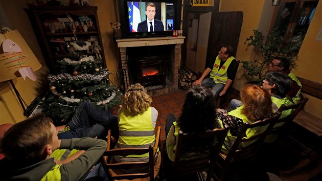 Demonstranti z uskupen lutch vest sleduj proslov francouzskho prezidenta Emmanuela Macrona k nrodu. (10. prosince 2018)
