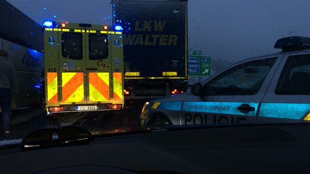 Záchranáři i silničáři měli problém projet kolonou na dálnici D1 na Vysočině. Řidiči totiž nedodržovali záchranářskou uličku. (12. prosince 2018)