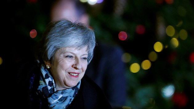 Britská premiérka Theresa Mayová se vrací po hlasování o její důvěře do Downing Street 10. (12. prosince 2018)