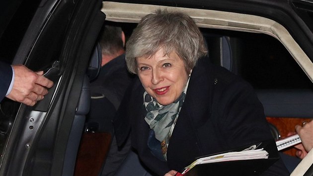 Britská premiérka Theresa Mayová se vrací po hlasování o její důvěře do Downing Street 10. (12. prosince 2018)