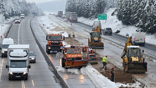 Silnii a stavbai se sna zprovoznit vechny pruhy v kritickm seku dlnice D1 u Vtrnho Jenkova na 103. kilometru. (18. prosince 2018)