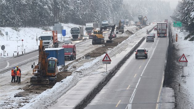 Silničáři a stavbaři se snaží zprovoznit všechny pruhy v kritickém úsek dálnice D1 u Větrného Jeníkova na 103. kilometru. (18. prosince 2018)