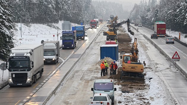 Silničáři a stavbaři se snaží zprovoznit všechny pruhy v kritickém úseku dálnice D1 u Větrného Jeníkova na 103. kilometru. (18. prosince 2018)