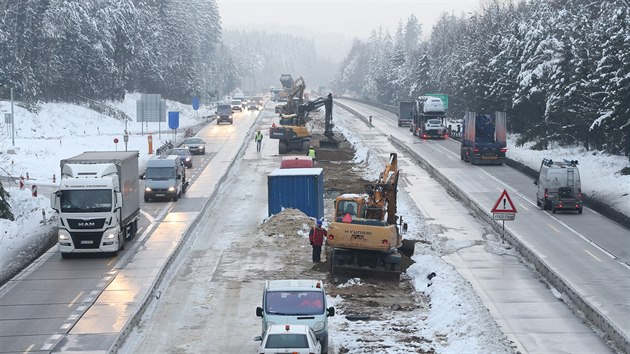 Silnii a stavbai se sna zprovoznit vechny pruhy v kritickm seku dlnice D1 u Vtrnho Jenkova na 103. kilometru. (18. prosince 2018)