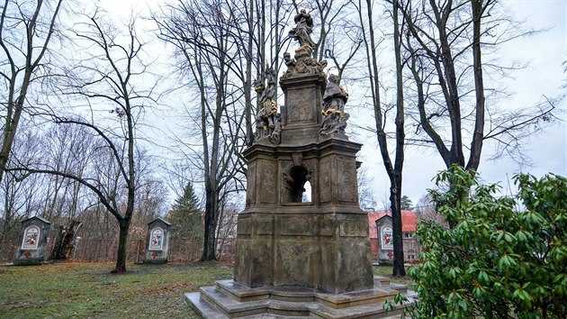 Mariánský sloup stojí v barokní zahradě u kostela Nalezení svatého Kříže.