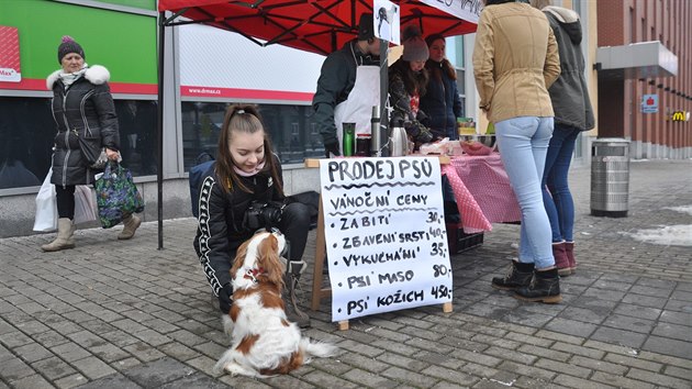 Aktivistky protestovaly proti zabjen kapr na veejnosti.