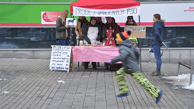 Aktivistky protestovaly proti zabjen kapr na veejnosti.
