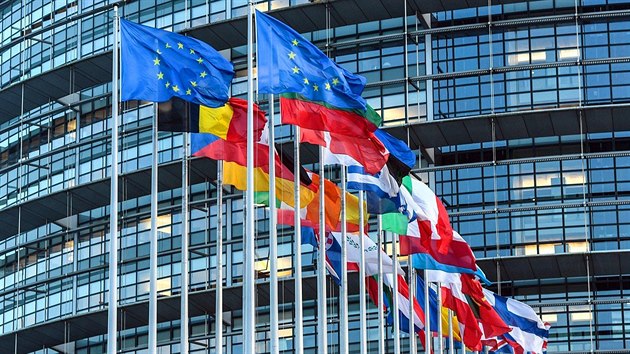 Vlajky členských států před budovou Evropského parlamentu ve francouzském Štrasburku