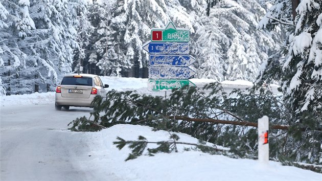Čerstvý sníh způsobil kolaps dopravy na 103. kilometru dálnice D1 u Větrného Jeníkova. (13. prosince 2018)