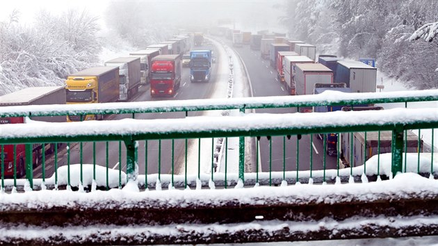 Čerstvý sníh způsobil kolaps dopravy na 90. kilometru dálnice D1 u Humpolce. (13. prosince 2018)