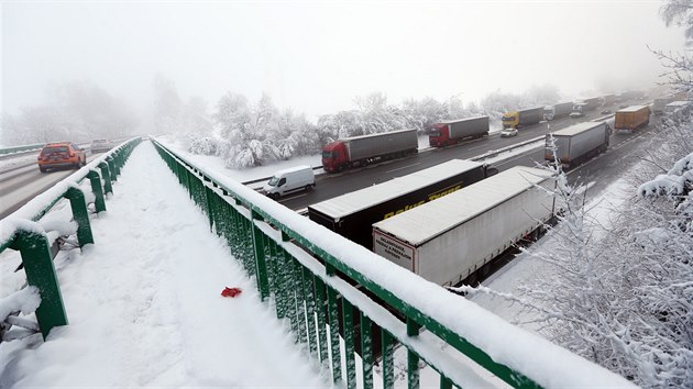 Čerstvý sníh způsobil kolaps dopravy na 90. kilometru dálnice D1 u Humpolce. (13. prosince 2018)
