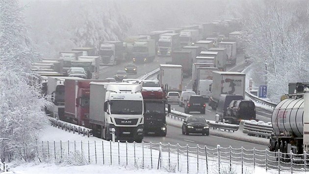 Odstaven kamiony blokovaly dlnici D1 pobl obce Jiice mezi Humpolcem a Koberovicemi na Pelhimovsku. (13. prosince 2018)