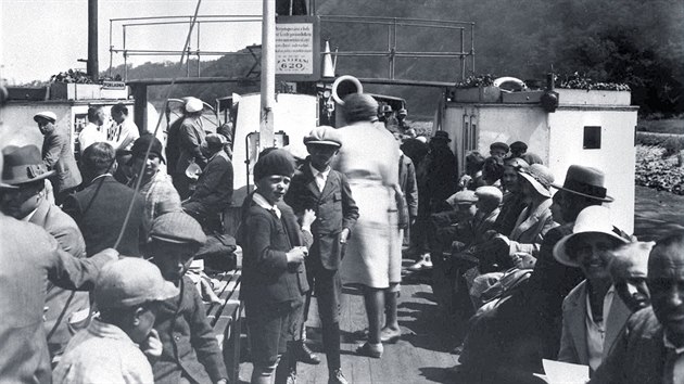 Turist pi vletu vltavskm parnkem (1932)