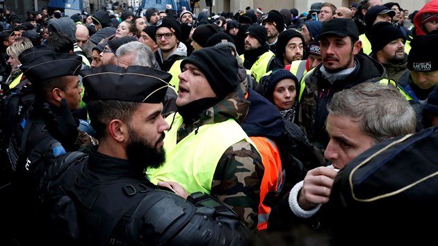 Ve Francii se opt seli pznivci hnut lutch vest, kter protestuje proti rstu ivotnch nklad oban a vld prezidenta Emmanuela Macrona. Snmek pochz z Pae. (15. prosince 2018)