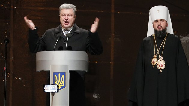 Na Ukrajin vznikla nov pravoslavn nrodn crkev, jejm nejvym pedstavitelem se stal metropolita kyjevsk Epifanij (vpravo). Synodu se zastnil i ukrajinsk prezident Petro Poroenko. (15. prosince 2018)
