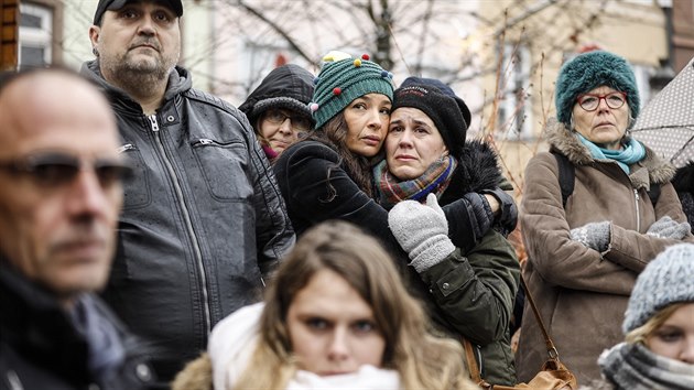 Obyvatel trasburku pili na pietn akci pro obti toku, kter se ve mst odehrl o pt dn dve. (16. prosince 2018)