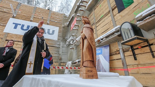 Soka svat Barbory bd nad stavbou tunelu Debore na budouc eleznici mezi Sudomicemi a Voticemi. Ve tvrtek j poehnal far Martin Vlek z farnosti Sedlec-Price.