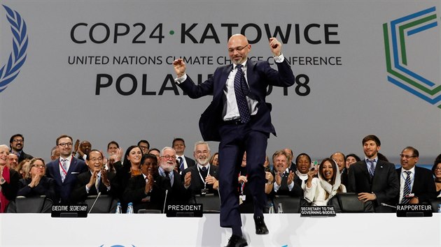 Nmstek polskho ministra ochrany ivotnho prosted Michal Kurtyka, kter konferenci v Katovicch pedsed, ske radost po dosaen dohody. (15.12.2018)