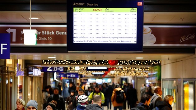 Prázdná tabule s odjezdy vlak� na nádra�í v Kolín� nad Rýnem.