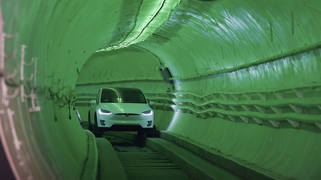 Elon Musk pijd v upravenm vozu Tesla Model X na pedstaven svho tunelu v Los Angeles.