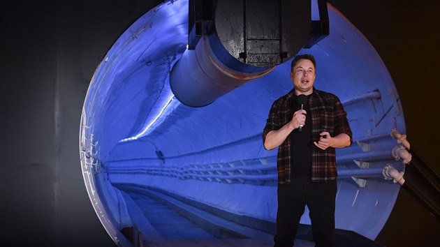 Elon Musk bhem pedstavení svého tunelu v Los Angeles