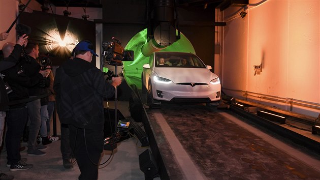 Elon Musk přijíždí v upraveném vozu Tesla Model X na představení svého tunelu v Los Angeles.
