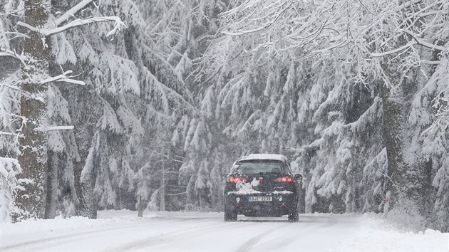 Silnice na Vysočině jsou kvůli mokrému sněhu místy obtížně sjízdné. (11. prosince 2018)